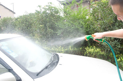洗车工与水枪 清洁艺术的默契搭档